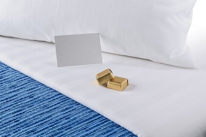 Ý nghĩa việc khách sạn để chocolate lên gối khi dọn phòng